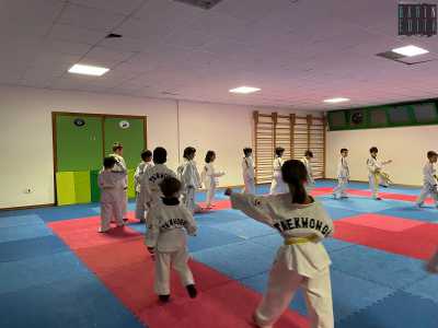 ...e saltelli per poi calciare in aria gridando energicamente all�unisono �kiap�